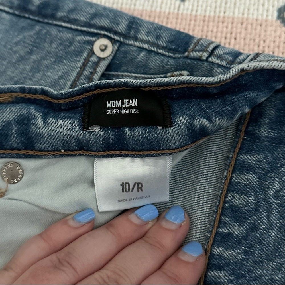 Express Stretch Ripped Mom Jean Super High Rise - Picture 9 of 14